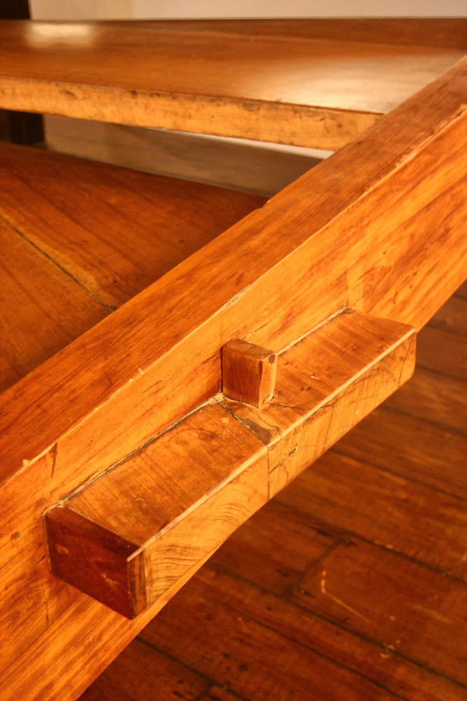 Detalhe do encaixe de madeira da escada
